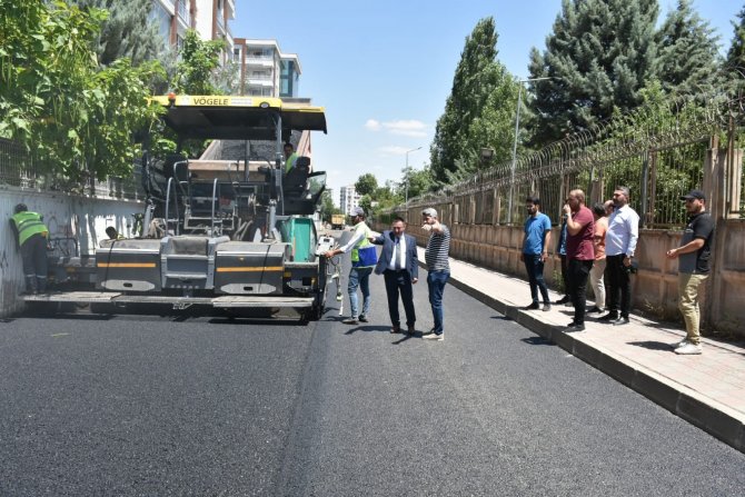 Asfalt Serme Makinesinin Başına Geçti, 40 Derecede Çalışmalara Katıldı