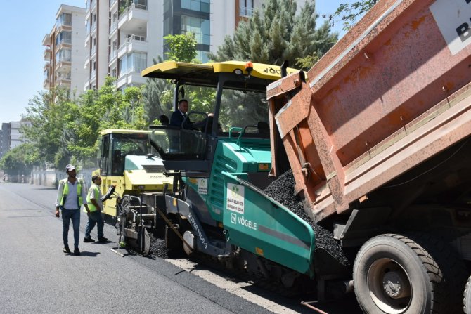 Asfalt Serme Makinesinin Başına Geçti, 40 Derecede Çalışmalara Katıldı