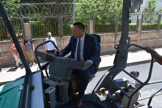 Asfalt Serme Makinesinin Başına Geçti, 40 Derecede Çalışmalara Katıldı