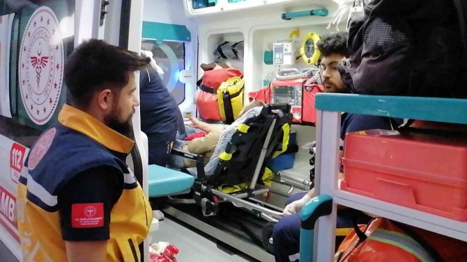 İ̇ki Arkadaşın Bıçaklı Kavgası Kanlı Bitti: 1 Yaralı