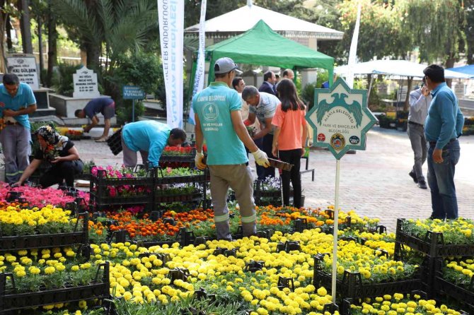 Alanya’da Bayramda 60 Bin Çiçek Dağıtılacak