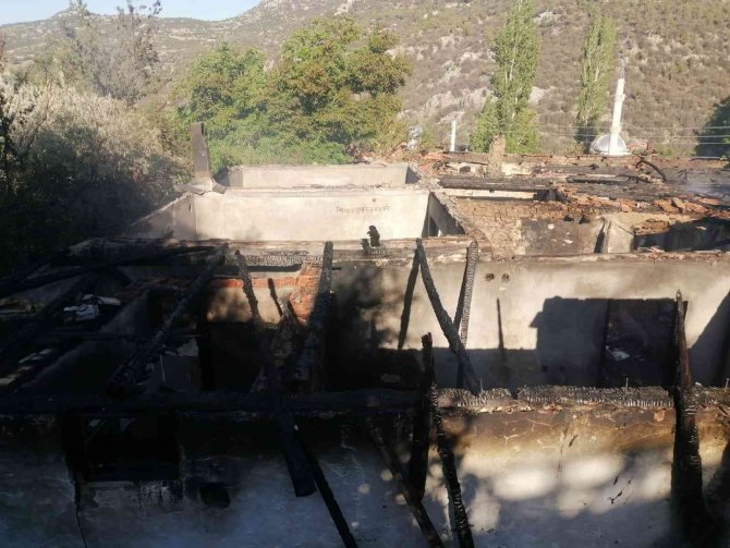 Burdur’da Çıkan Yangında Ev Kullanılmaz Hale Geldi, 1 Ev Ağır Hasar Aldı