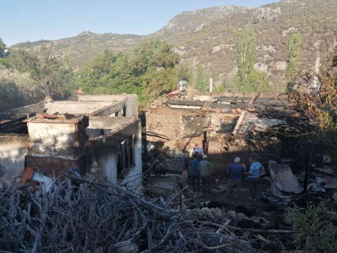 Burdur’da Çıkan Yangında Ev Kullanılmaz Hale Geldi, 1 Ev Ağır Hasar Aldı