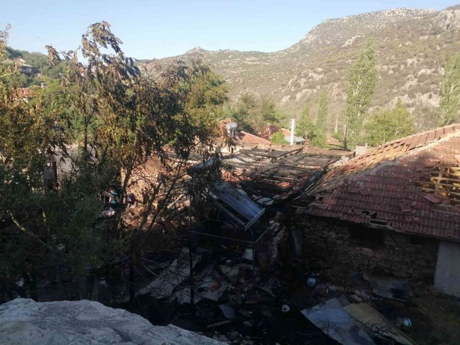 Burdur’da Çıkan Yangında Ev Kullanılmaz Hale Geldi, 1 Ev Ağır Hasar Aldı