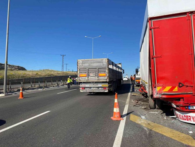 Emniyet Şeridinde Bekleyen Kamyona Otomobil Çarptı: 1 Kişi Ölürken, Bir Çocuk 2 Kişi Yaralandı