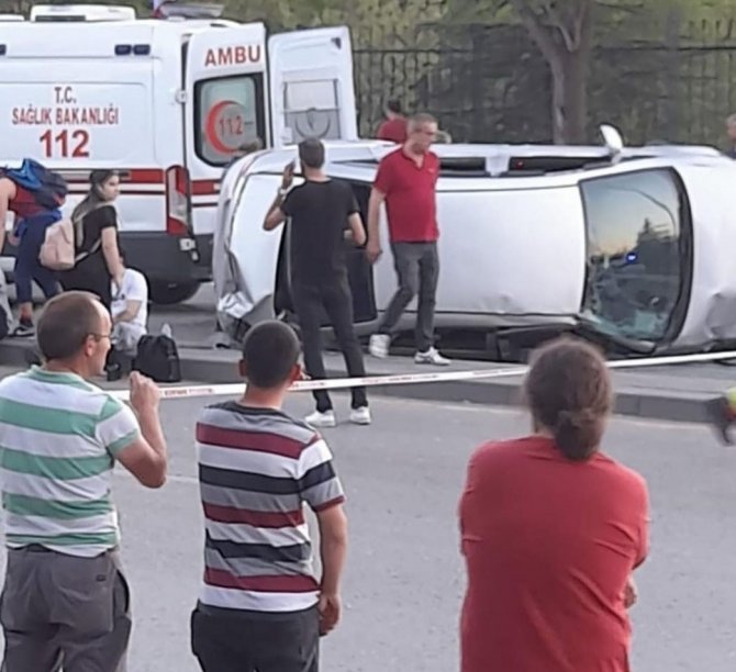 Ankara’da Otomobil Otobüs Durağına Daldı: 6 Yaralı