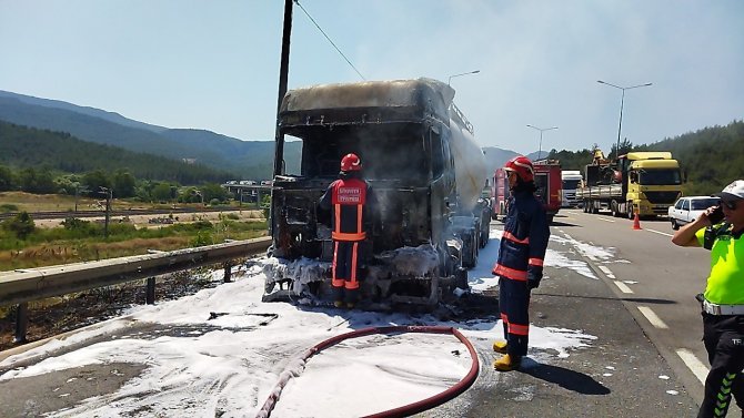 D-650’de Tır Alev Aldı, Sürücü Son Anda Kurtuldu