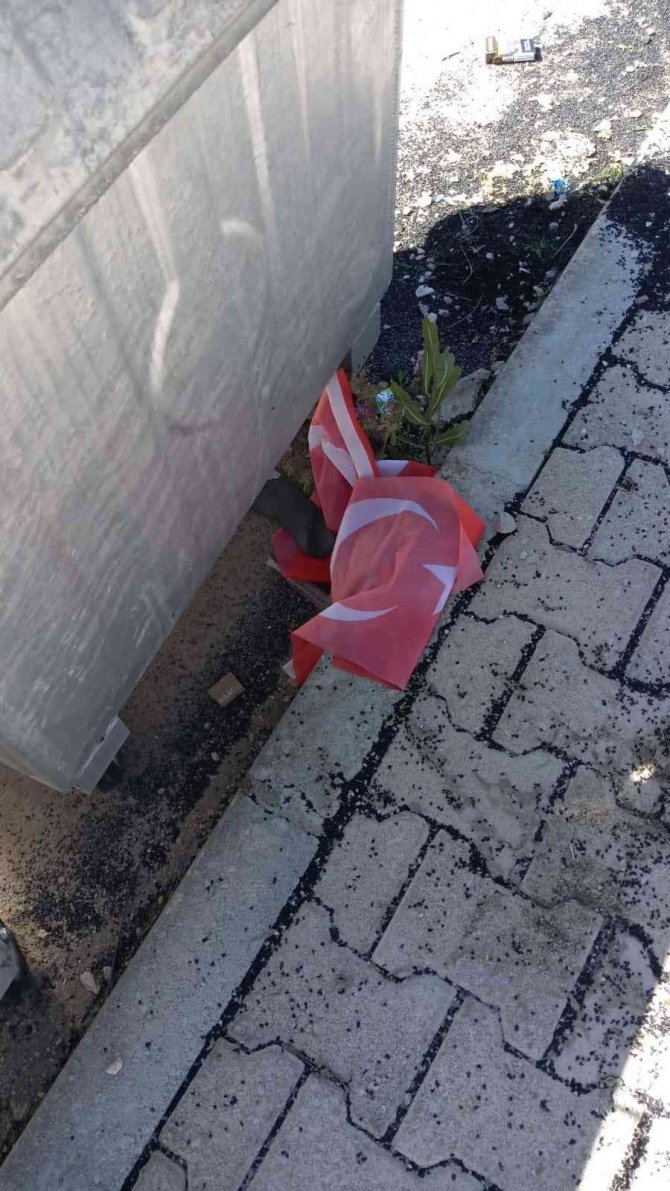 Belediye İşçilerinin Türk Bayrağı Hassasiyeti Takdir Topladı