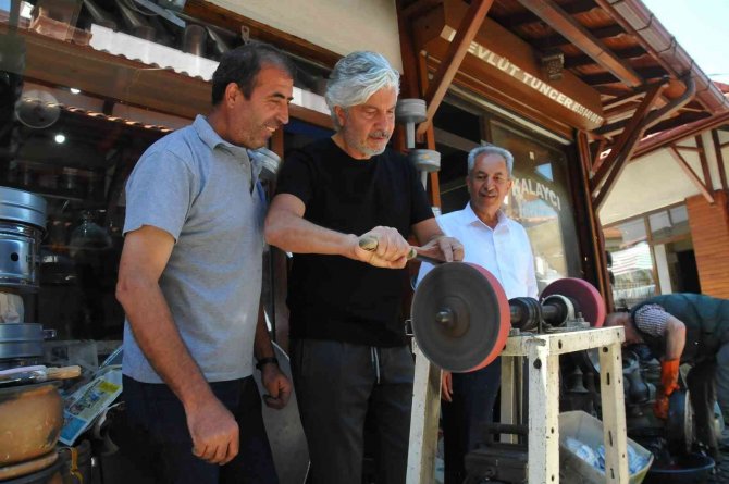 Behzat Uygur Tezgah Başına Geçip Bıçak Biledi