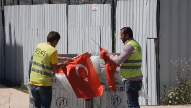 Belediye İşçilerinin Türk Bayrağı Hassasiyeti Takdir Topladı
