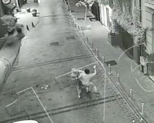 İ̇stanbul’da Pitbullu Gasp Dehşeti Kamerada: Beyoğlu Asayiş Polisi Dedektif Gibi İz Sürdü