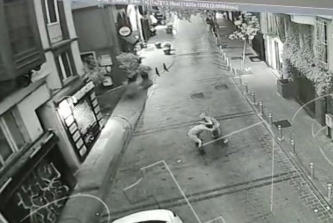 İ̇stanbul’da Pitbullu Gasp Dehşeti Kamerada: Beyoğlu Asayiş Polisi Dedektif Gibi İz Sürdü