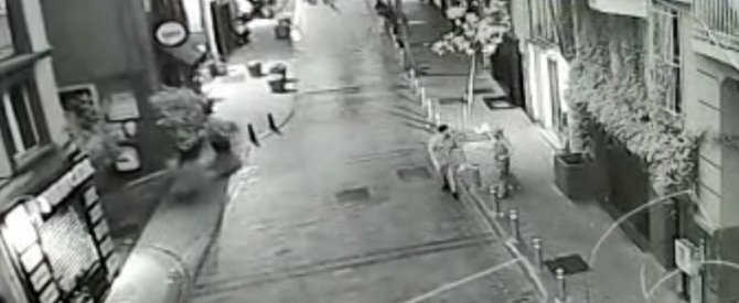 İ̇stanbul’da Pitbullu Gasp Dehşeti Kamerada: Beyoğlu Asayiş Polisi Dedektif Gibi İz Sürdü
