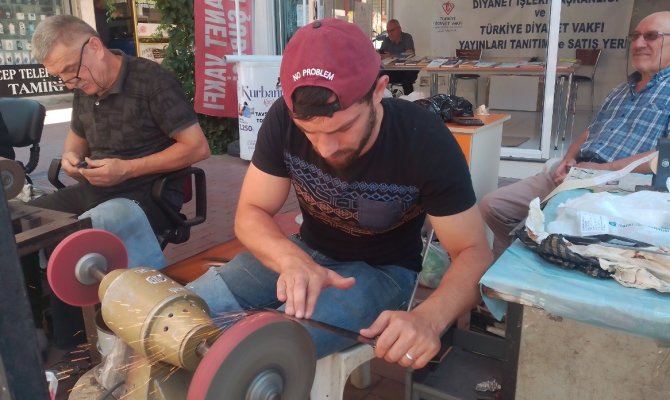 Bıçaklar Kurbana Hazırlanıyor