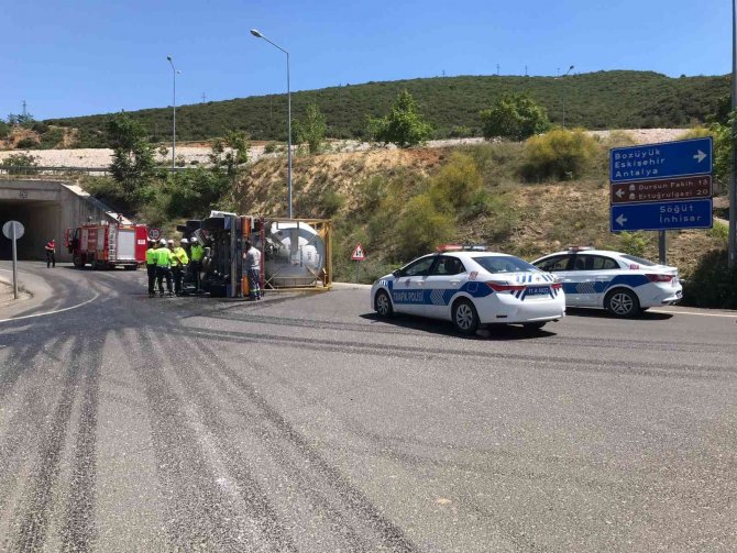 Bilecik’te Kimyasal Madde Yüklü Tır Devrildi