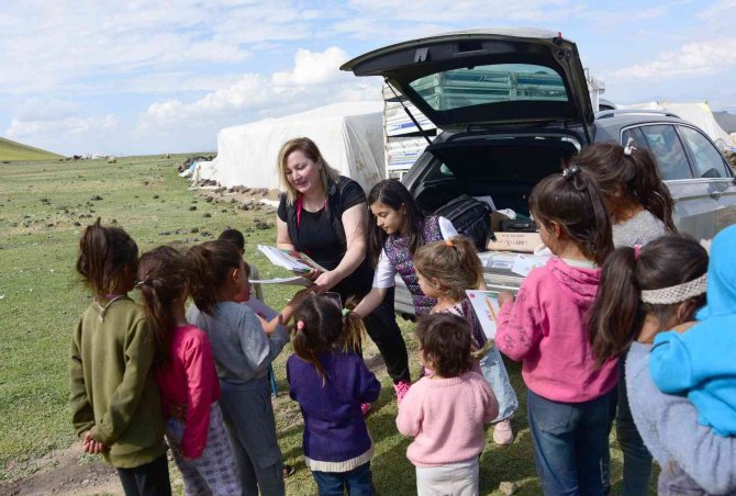 Kendi İmkanlarıyla Çıkardığı Etkinlik Kitabını Köy Köy Dolaşıp Çocuklara Hediye Ediyor