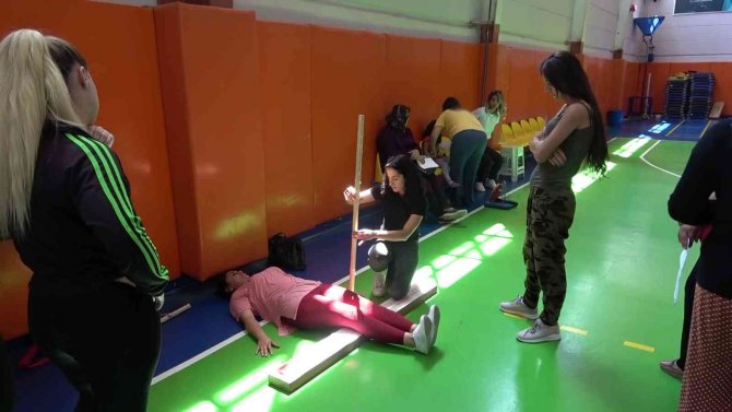 Anneler, Çocuklarıyla Birlikte Spor Yapıyor