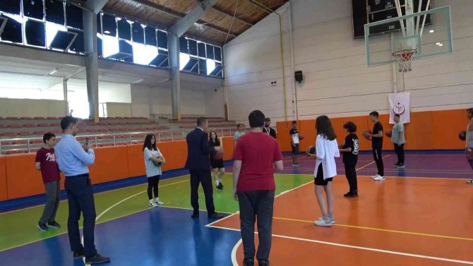 Anneler, Çocuklarıyla Birlikte Spor Yapıyor