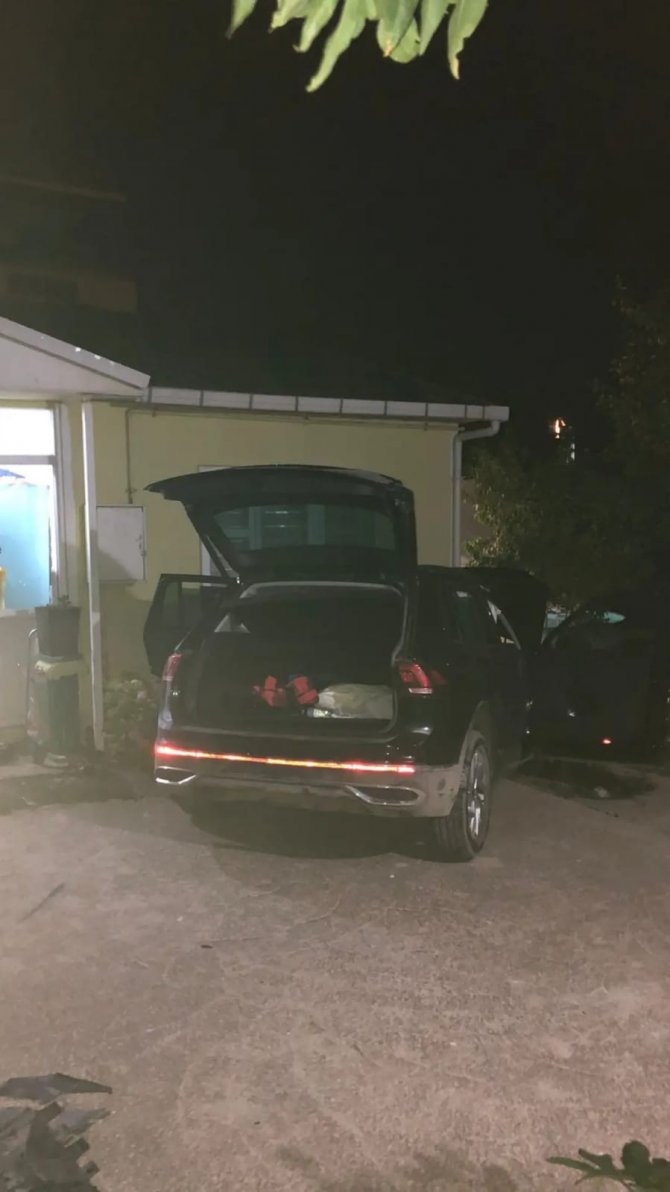 Büyükçekmece’de Kaza Yapan Araç Evin Bahçesine Daldı