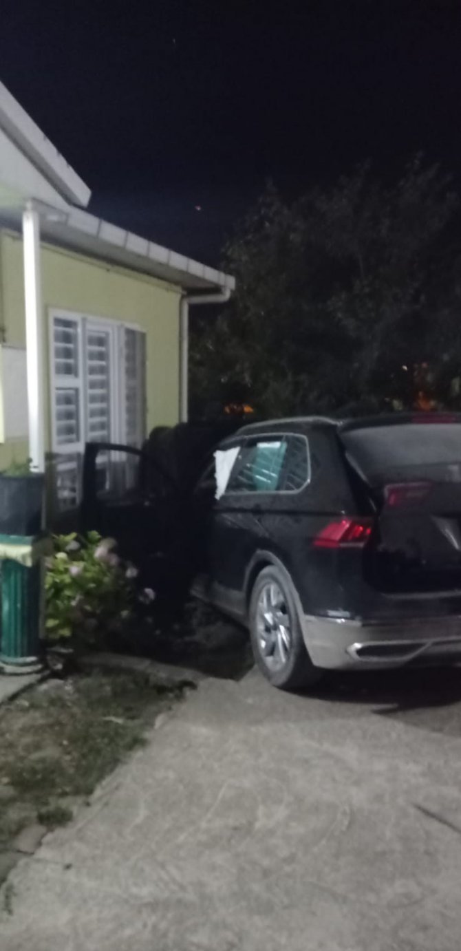 Büyükçekmece’de Kaza Yapan Araç Evin Bahçesine Daldı