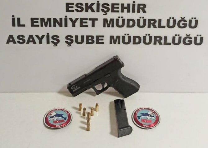 Denetimlerde Aranan 2 Kişi Yakalandı, 4 Ruhsatsız Silah Ele Geçirildi
