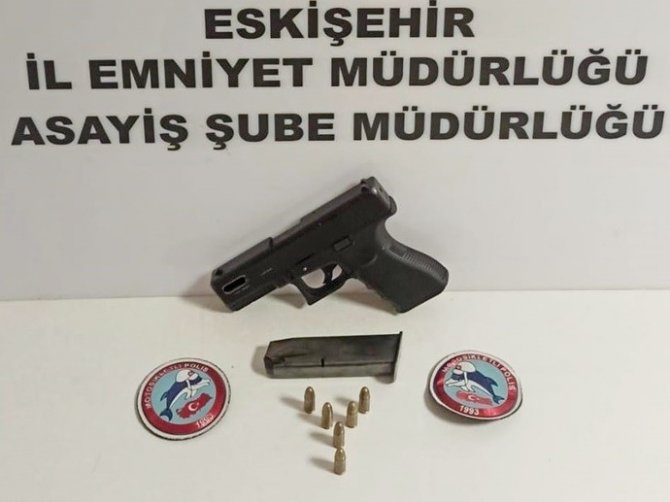 Denetimlerde Aranan 2 Kişi Yakalandı, 4 Ruhsatsız Silah Ele Geçirildi