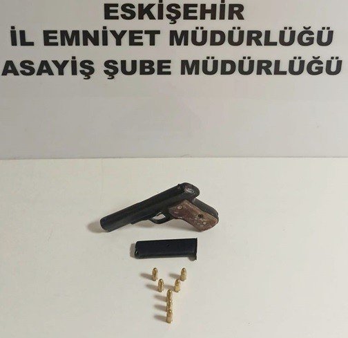 Denetimlerde Aranan 2 Kişi Yakalandı, 4 Ruhsatsız Silah Ele Geçirildi