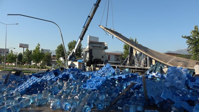 Lastiği Patlayan Tır Ortalığı Savaş Alanına Çevirdi