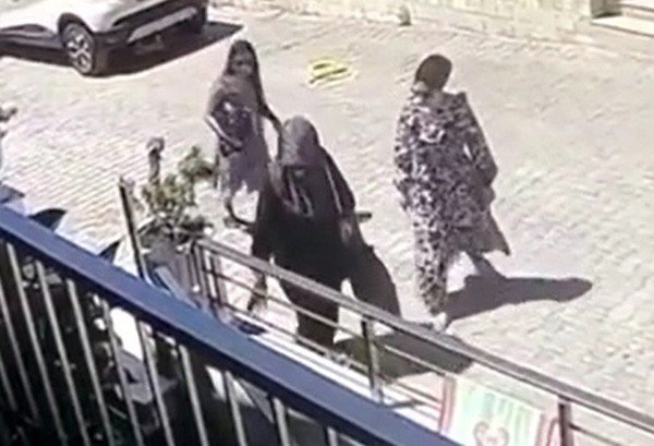 Duvarın Üstündeki Cep Telefonunu Çaldı