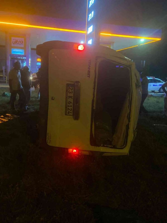 Elazığ’da Minibüs Tabelaya Çarptı: 1 Ölü, 1 Yaralı