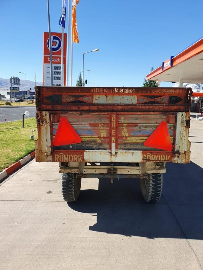 Polis, Traktör Sürücülerini Bilgilendirip Römorklara Reflektör Taktı