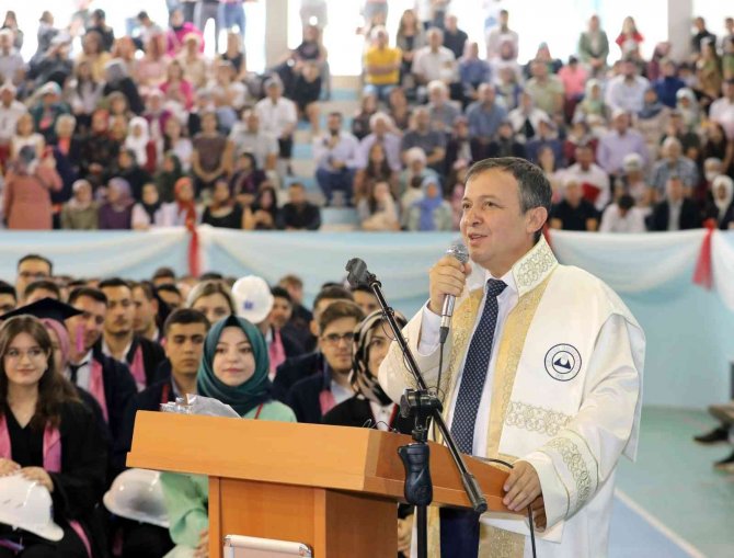 Erü Mühendislik Fakültesinde Mezuniyet Sevinci