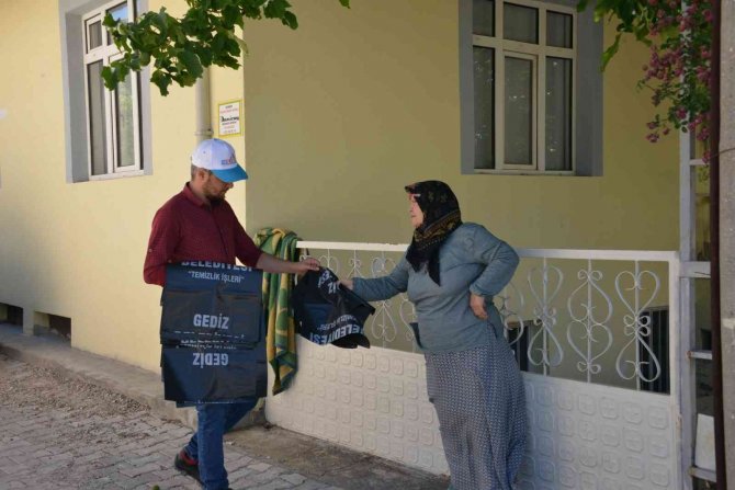 Gediz’de Kurban Atıkları İçin Poşet Dağıtımı Başladı