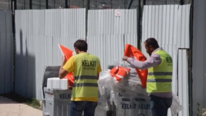 Belediye İşçilerinin Türk Bayrağı Hassasiyeti Takdir Topladı