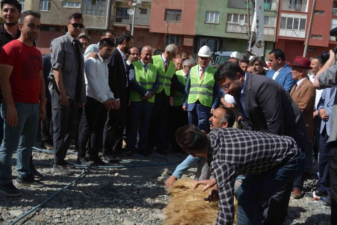 Hakkari Kapalı Halk Pazarı’nın Temeli Dualarla Atıldı