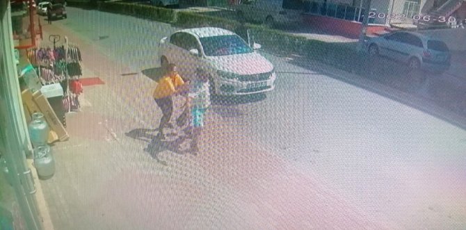 Kaşarları Çalıp Koşarken Engel Olmak İsteyen Mağaza Çalışanı Kadını Sürükledi