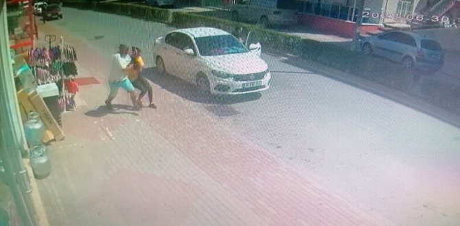 Kaşarları Çalıp Koşarken Engel Olmak İsteyen Mağaza Çalışanı Kadını Sürükledi