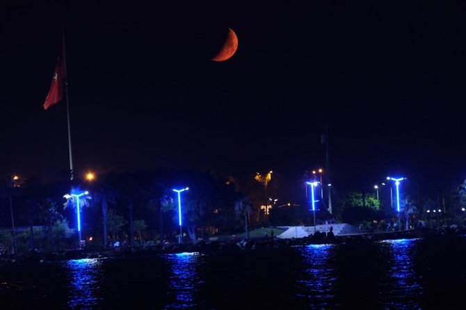 İ̇skenderun’da Yarım Ay Kartpostallık Manzara Oluşturdu