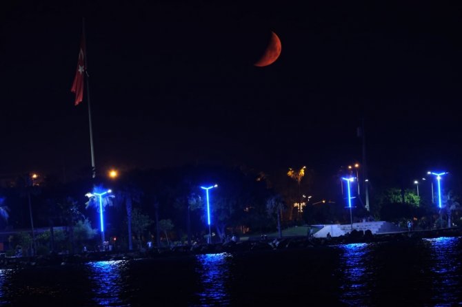 İ̇skenderun’da Yarım Ay Kartpostallık Manzara Oluşturdu