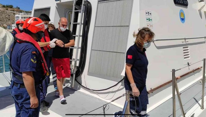 İ̇zmir Açıklarında 138 Göçmen Kurtarılırken, 90 Göçmen Yakalandı