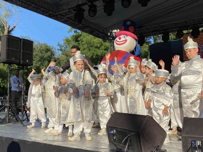 Kağıthane’de Toplu Sünnet Şöleni, Bin 100 Çocuk Sünnet Ettirildi