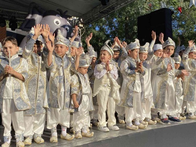 Kağıthane’de Toplu Sünnet Şöleni, Bin 100 Çocuk Sünnet Ettirildi