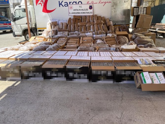 Kargo İle Gelen Kaçak Ürünler Alıcılarına Ulaşamadan Jandarmaya Takıldı