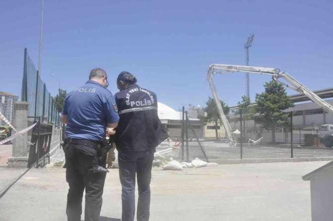 Karaman’da Üzerine Beton Pompasının Demir Kolu Düşen İşçi Ağır Yaralandı