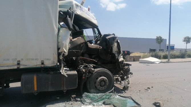 Tır Kazasından Burnu Bile Kanamadan Kurtuldu