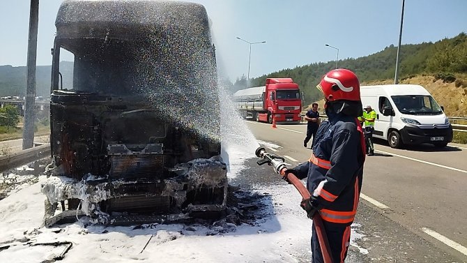 D-650’de Tır Alev Aldı, Sürücü Son Anda Kurtuldu