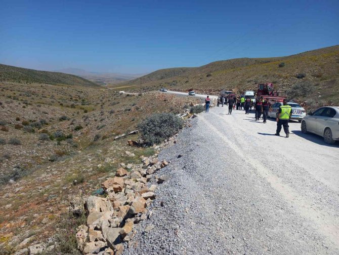 Tarım İşçilerini Taşıyan Minibüs Uçuruma Yuvarlandı: 2 Ölü, 17 Yaralı