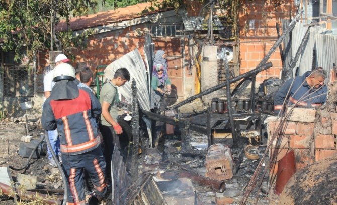Evin Bahçesinde Ekmek Yapımında Kullanılan Fırın Yandı