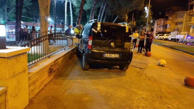 Fren Yerine Gaza Basan Ehliyetsiz Sürücü Şehitlik Duvarına Çarparak Durabildi