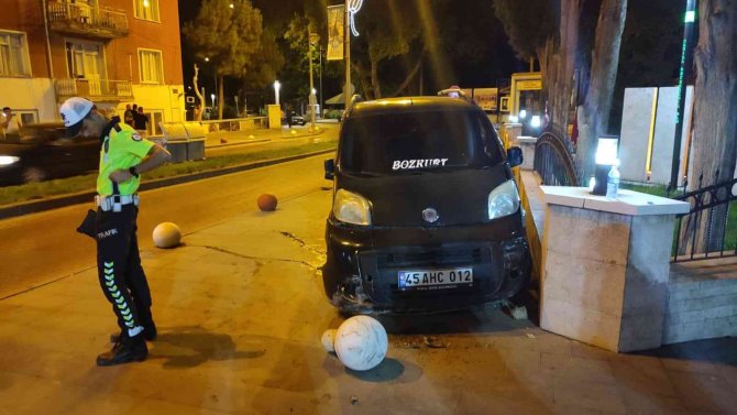 Fren Yerine Gaza Basan Ehliyetsiz Sürücü Şehitlik Duvarına Çarparak Durabildi
